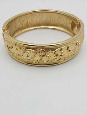 Vintage Gold Tone Scroll Pattern Hinged Clamper Bangle Bracelet